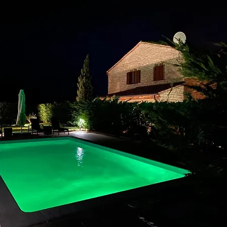 Suzy With Heated Pool Villa Svetvincenat