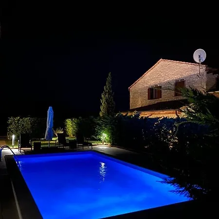 Suzy With Heated Pool Villa Svetvincenat